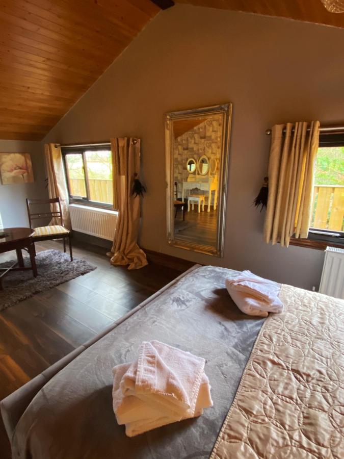 Squirrel Lodge At Owlet Hideaway - With Hot Tub, Near York Ngoại thất bức ảnh