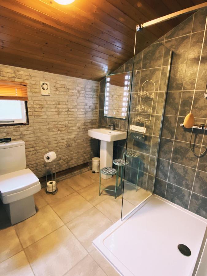 Squirrel Lodge At Owlet Hideaway - With Hot Tub, Near York Ngoại thất bức ảnh