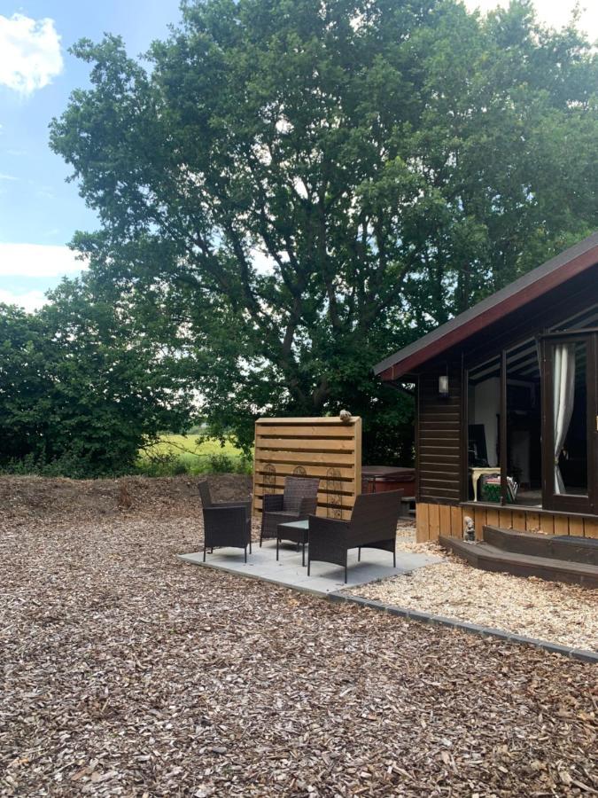 Squirrel Lodge At Owlet Hideaway - With Hot Tub, Near York Ngoại thất bức ảnh