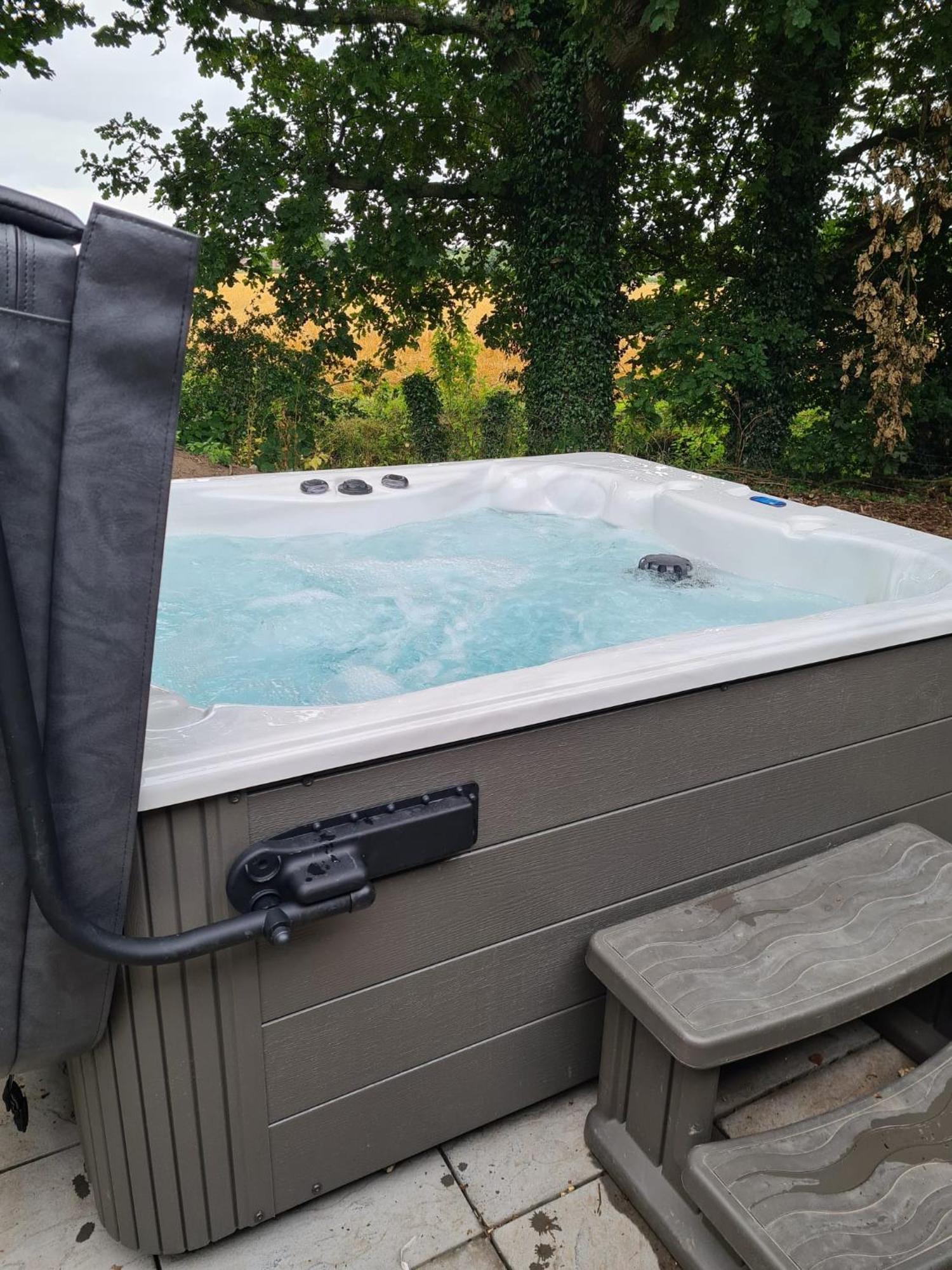 Squirrel Lodge At Owlet Hideaway - With Hot Tub, Near York Ngoại thất bức ảnh